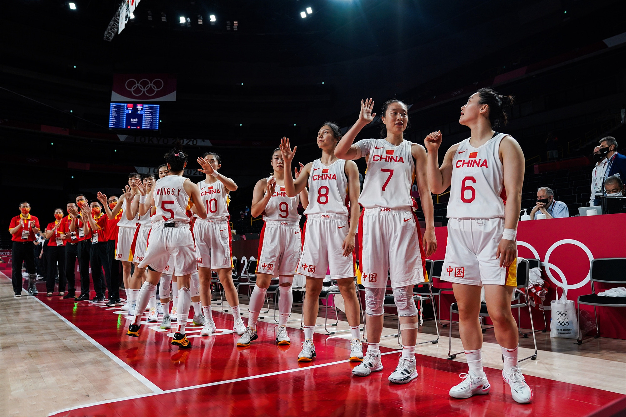 女篮选手在全明星赛中表现出色